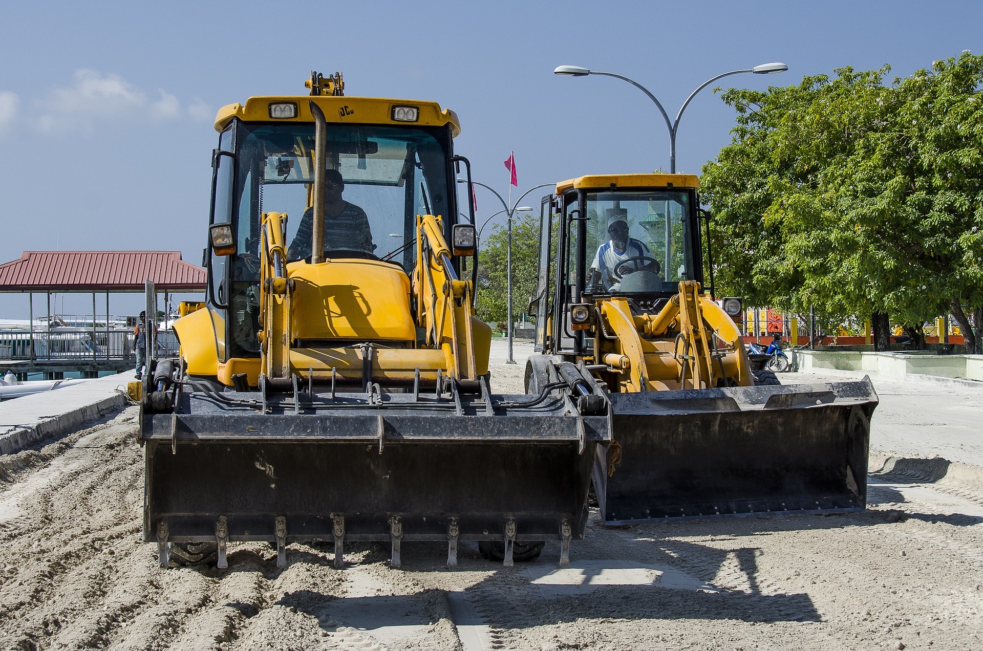 excavators-581333_1920
