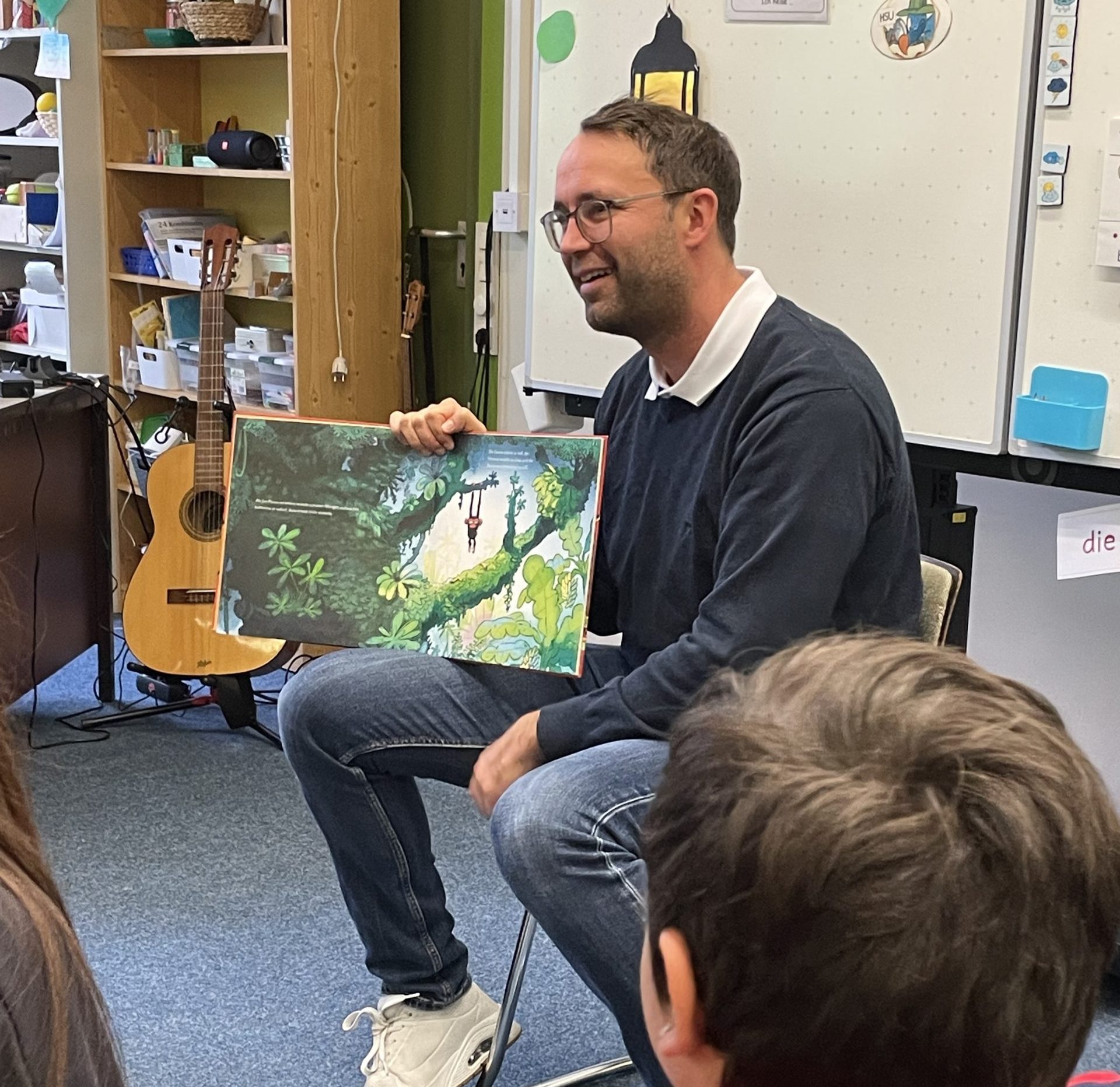 Beim Vorlesetag an der Grundschule Burgau.