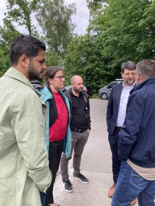 Stephanie Schuhknecht und Johannes Becher aus der Grünen Landtagsfraktion sowie die Grünen-Stadträte Serdar Akin und Peter Rauscher sicherten vor Ort ihre Unterstützung zu.